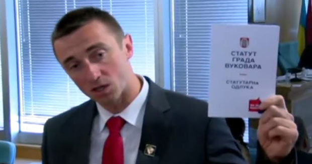 Пенава извређао Србе, бацио статут на ћирилици!